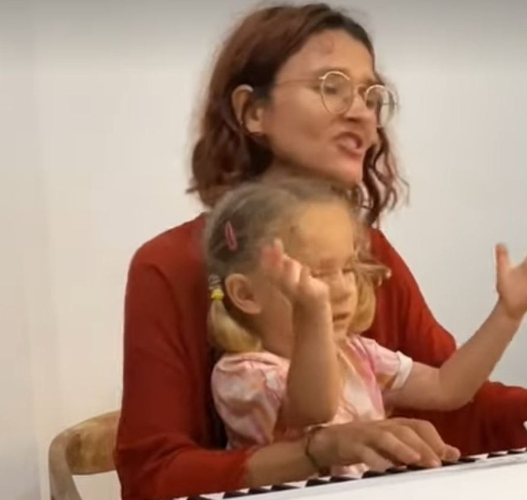 Педагог с малышом за пианино